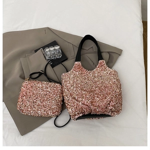 Vue détaillée du lot de sacs à sequins or rose avec ses fines lanières en cuir noir