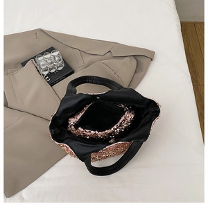 Détail d'un sac seau à paillettes avec une pochette intérieure en cuir grainé noir