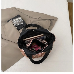 Détails du sac à paillettes spacieux montrant le rangement tablette et la pochette interne