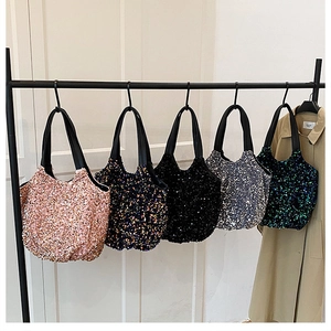 Série détaillée de sacs à bandoulière à paillettes en cinq couleurs sur un présentoir