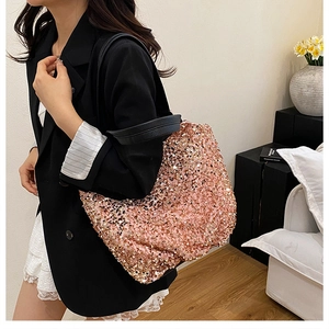 Détail de paillettes roses et champagne sur un grand sac cabas avec bandoulière en cuir