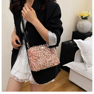 Vue détaillée du sac à bandoulière à paillettes roses porté par un mannequin en veste