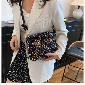 Vue détaillée des paillettes chatoyantes colorées sur un petit sac seau élégant