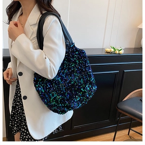 Détail du sac cabas à paillettes dégradées bleu et vert avec grande capacité de rangement