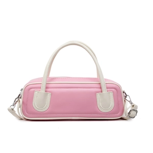 Borsa a tracolla rosa minimalista con bordo bianco e tracolla staccabile su sfondo bianco