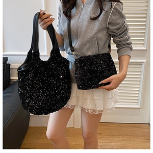 Détail d'un ensemble cabas et petit sac bandoulière en paillettes noires étincelantes