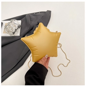 Détail du sac bandoulière étoile jaune avec texture mate et fine chaîne dorée