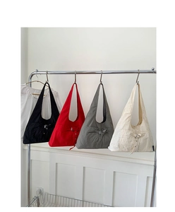 Sacs fourre-tout en toile en quatre couleurs avec détail de boucle métallique réglable