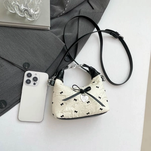 Mini sac bandoulière blanc matelassé avec broderie nœud et pendentif cœur