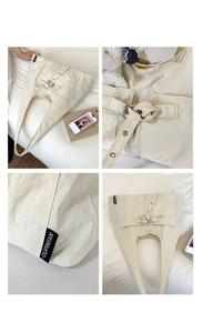 Détails du sac cabas en toile blanc cassé avec col de chemise et étiquette logo