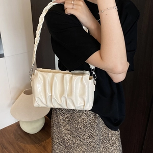 Sac nuage plissé chic en crème avec anse tressée et détails en métal argenté brillant