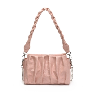 Sac nuage froncé rose avec poignée en cuir tressé et bandoulière chaîne argent