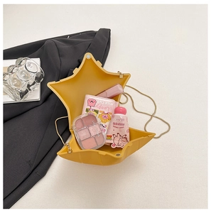 Vue de dessus montrant la capacité intérieure d'un sac étoile jaune avec chaîne dorée