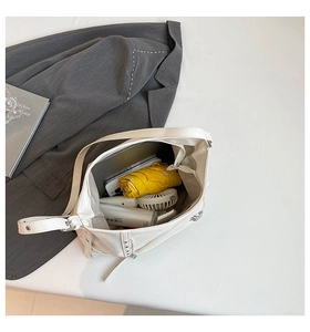 Vista dall'alto della capiente borsa tote che mostra lo spazio per laptop e oggetti