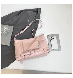 Borsa tote rosa stile biker con borchie argentate e dettaglio cintura decorativa