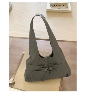 Détail d'un sac fourre-tout en toile avec poches utilitaires et boucle sur chaise