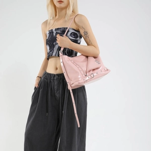 Borsa tote Y2K in vernice rosa lucida con borchie metalliche e stile motociclista