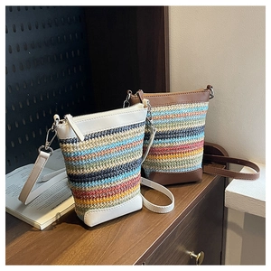 Détail de sacs bandoulière tissés bohèmes colorés avec finitions en cuir et zip argent