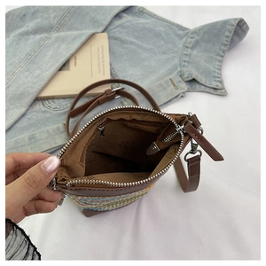 Vue détaillée de l'intérieur du sac en paille tressée avec poche et doublure brune