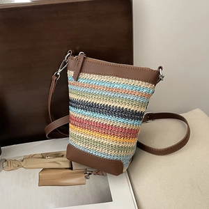 Sac bandoulière vertical en paille tressée colorée avec détails en cuir marron
