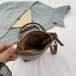 Petit sac bandoulière d'été en paille tressée colorée avec détails en cuir marron
