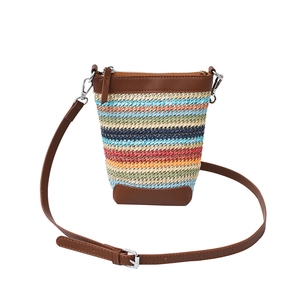 Sac bandoulière tissé à rayures colorées avec garniture en cuir brun et sangle