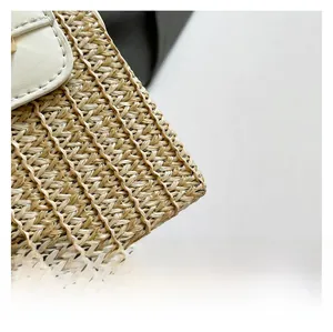 Détails de la texture en paille tressée et rabat en cuir blanc avec coutures fines