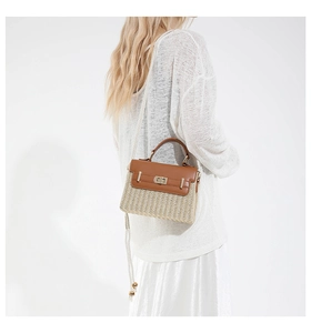 Détail d'un sac en paille avec rabat en cuir marron et bandoulière tressée élégante