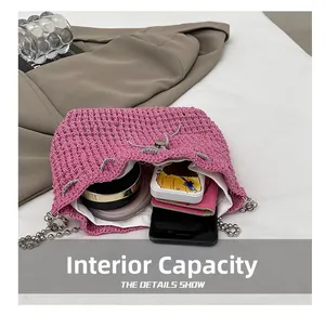 Détail macro du sac seau au crochet avec chaîne métallique et capacité de rangement