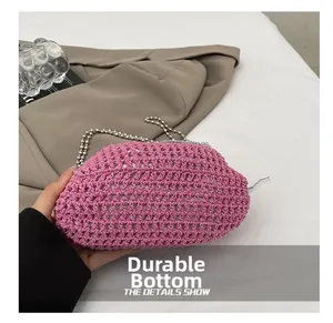 Détail du fond résistant à l'usure et texture tissée du sac seau en tricot rose