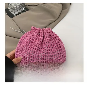 Gros plan du sac seau au crochet rose montrant la texture tricotée ajourée