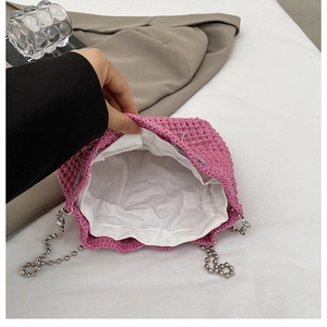 Détail du sac seau au crochet rose avec doublure blanche et chaîne à billes argentée