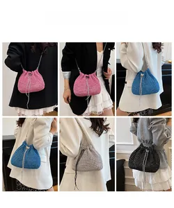Collage de mini sacs seaux en maille avec bandoulière perle en rose, bleu, gris et noir