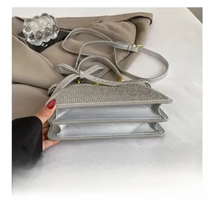 Gros plan d'un sac à main en strass étincelants avec nœud et détails métalliques