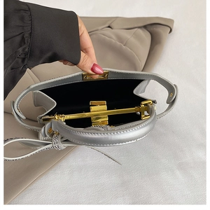 Détail du sac à main argenté avec strass, fermoir doré et doublure intérieure noire