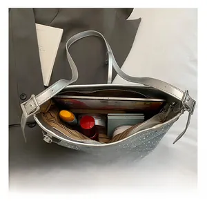Dettaglio macro dell'ampio interno della borsa denim con fodera a righe marroni e cerniera