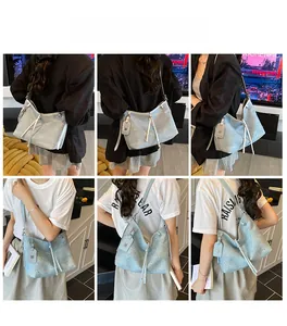 Dettaglio borsa a secchiello in denim azzurro con strass luccicanti e dettagli di frange