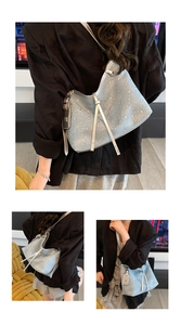 Dettaglio della borsa hobo in denim azzurro con strass lucidi e nappe argentate lucide