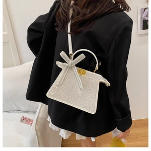 Détails du sac à main en strass blancs avec nœud étincelant et fermoir doré chic