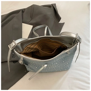 Dettagli interni del secchiello in denim con strass e fodera a righe interne