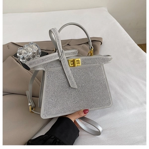 Vue détaillée du sac de soirée en strass argentés avec un fermoir rotatif doré élégant