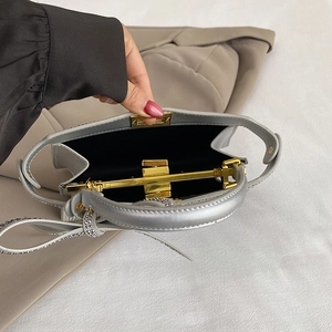 Sac à main chic en strass argenté avec nœud et fermoir doré pour soirée et élégance