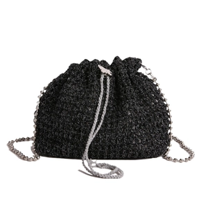 Sac seau en maille noire avec fermoir papillon argenté et bandoulière chaîne à billes