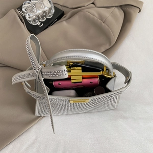 Capacité interne du sac à main argenté avec strass pour téléphone, portefeuille et maquillage