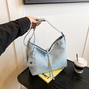Borsa a spalla chic in denim azzurro con strass e ciondolo a M in metallo