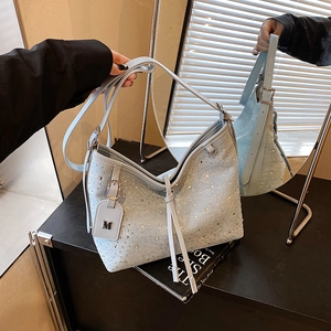 Borsa a secchiello in denim azzurro con strass luccicanti e ciondolo M in metallo