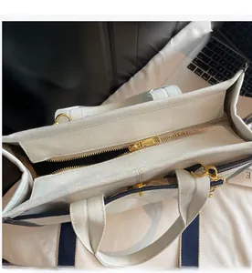 Nahaufnahme des glatten Goldreißverschlusses und der Nähte an der Denim-Tote-Bag