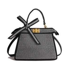 Sac à main élégant en cuir noir avec strass scintillants et un grand nœud en diamant