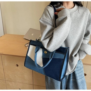 Détail du sac cabas en denim patchwork multicolore avec fermoir rotatif doré et poignée