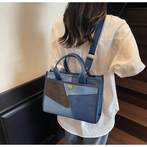 Détail du sac en patchwork de denim avec fermoir rotatif et bandoulière large